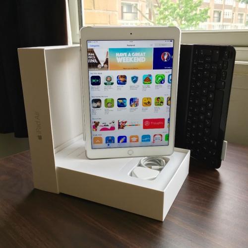 iPad Air 2 16GB, Wi-Fi + 4G (unlocked) - 2 cover cases & Logitech BT Keyboard - Mint Conditions