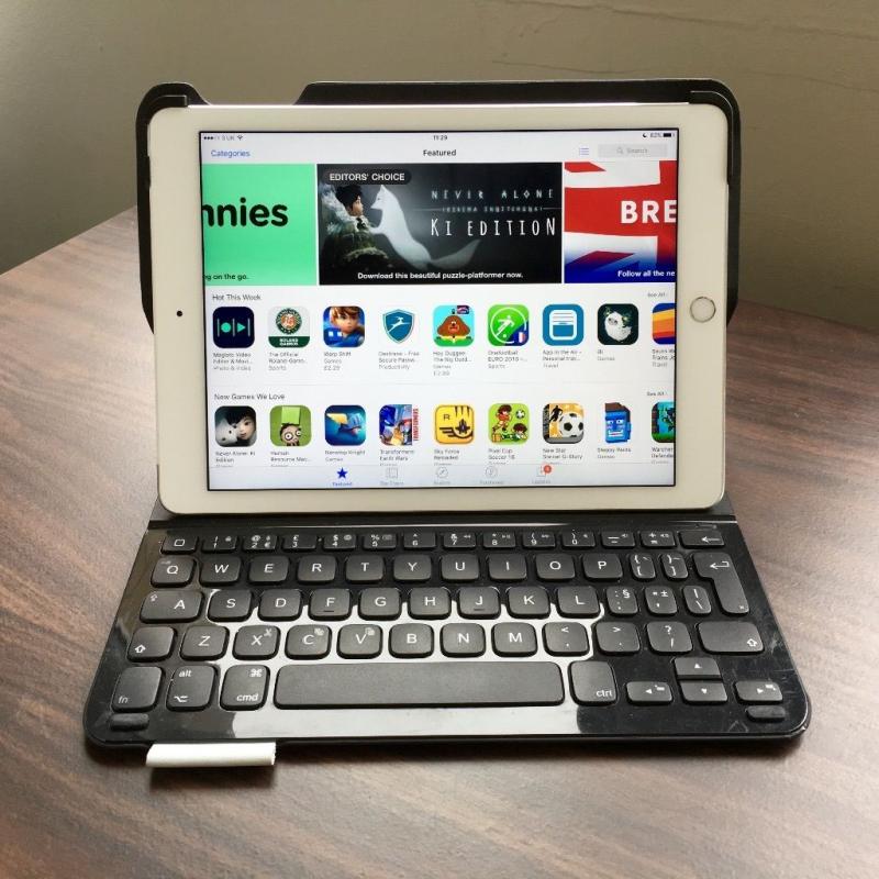iPad Air 2 16GB, Wi-Fi + 4G (unlocked) - 2 cover cases & Logitech BT Keyboard - Mint Conditions