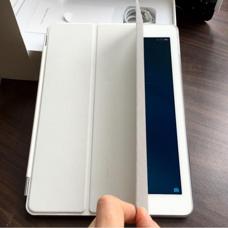 iPad Air 2 16GB, Wi-Fi + 4G (unlocked) - 2 cover cases & Logitech BT Keyboard - Mint Conditions