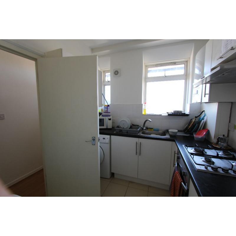 NEW LARGE DOUBLE ROOM - COUPLES OR FRIENDS - ELEPHANT & CASTLE -215PW All inc