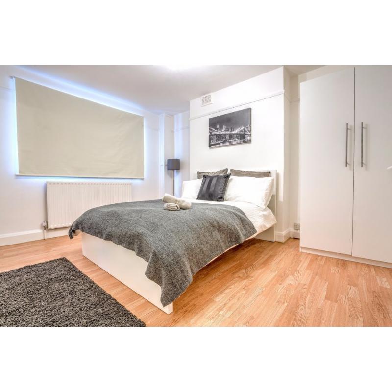 Extra-large double room available just 5 minutes from Lambeth North! View NOW!