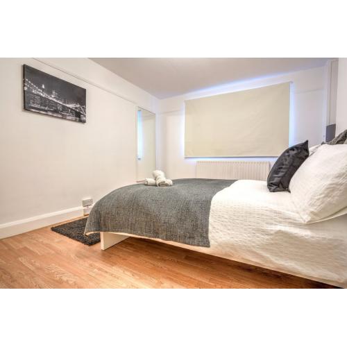 Extra-large double room available just 5 minutes from Lambeth North! View NOW!