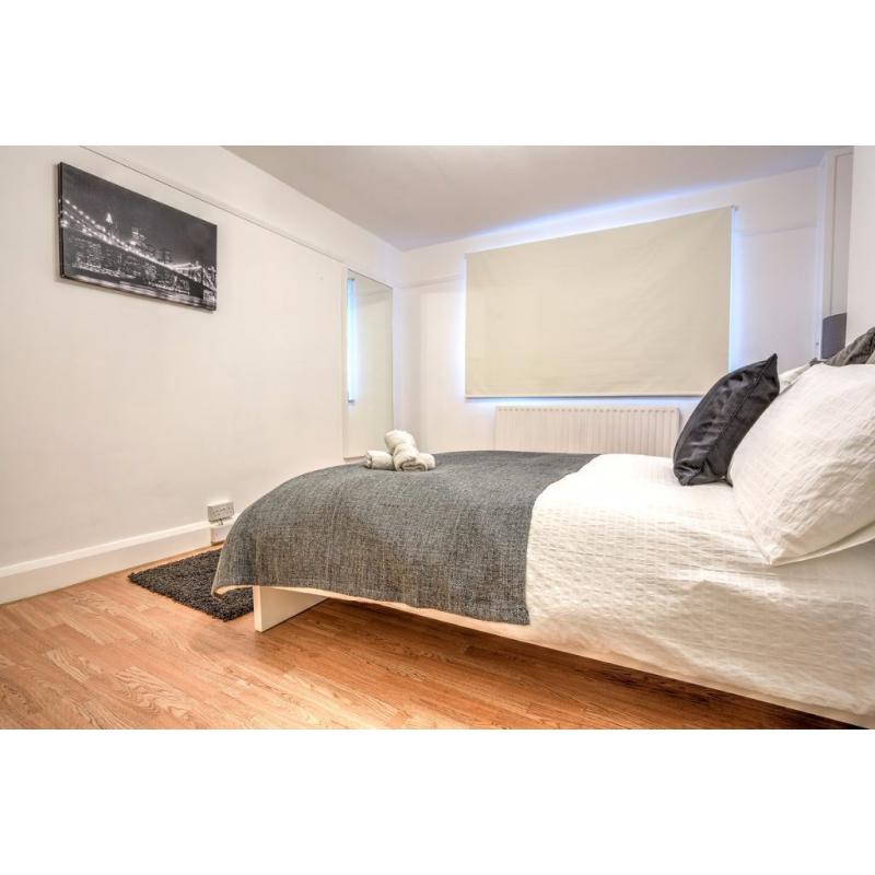 Extra-large double room available just 5 minutes from Lambeth North! View NOW!