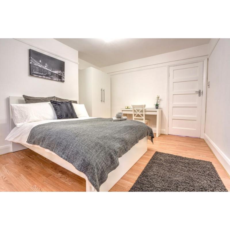 Extra-large double room available just 5 minutes from Lambeth North! View NOW!