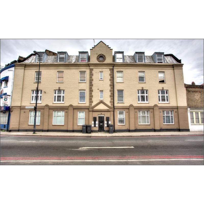 Fully furnished double room perfect for professionals or students! View NOW!