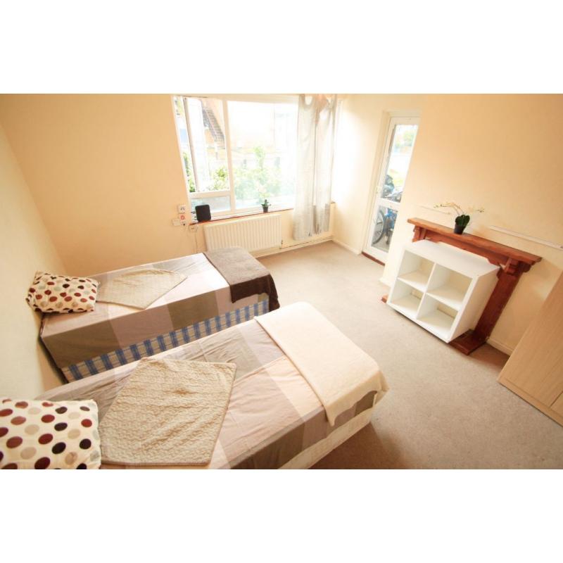 *ARSENAL* PERFECT AND CHEAP TWIN ROOM AVAILABLE NOW !! 155H