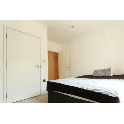 Double Bed in Rooms to rent in 3-bedroom flatshare with balcony - Kensington and Chelsea