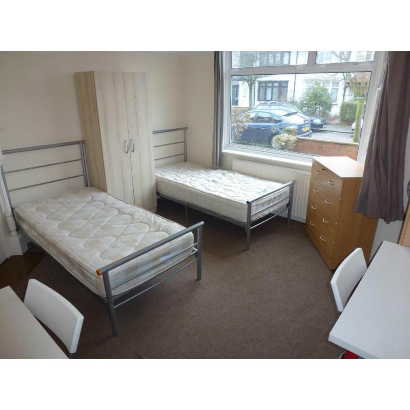 VERY NICE TWIN ROOM TO RENT IN NORTH ACTON - CENTRAL LINE - ZONE 2