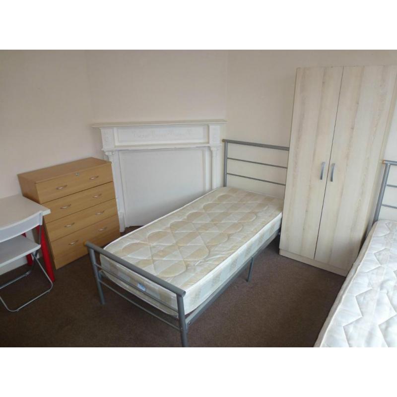 VERY NICE TWIN ROOM TO RENT IN NORTH ACTON - CENTRAL LINE - ZONE 2