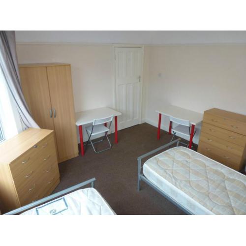 VERY NICE TWIN ROOM TO RENT IN NORTH ACTON - CENTRAL LINE - ZONE 2