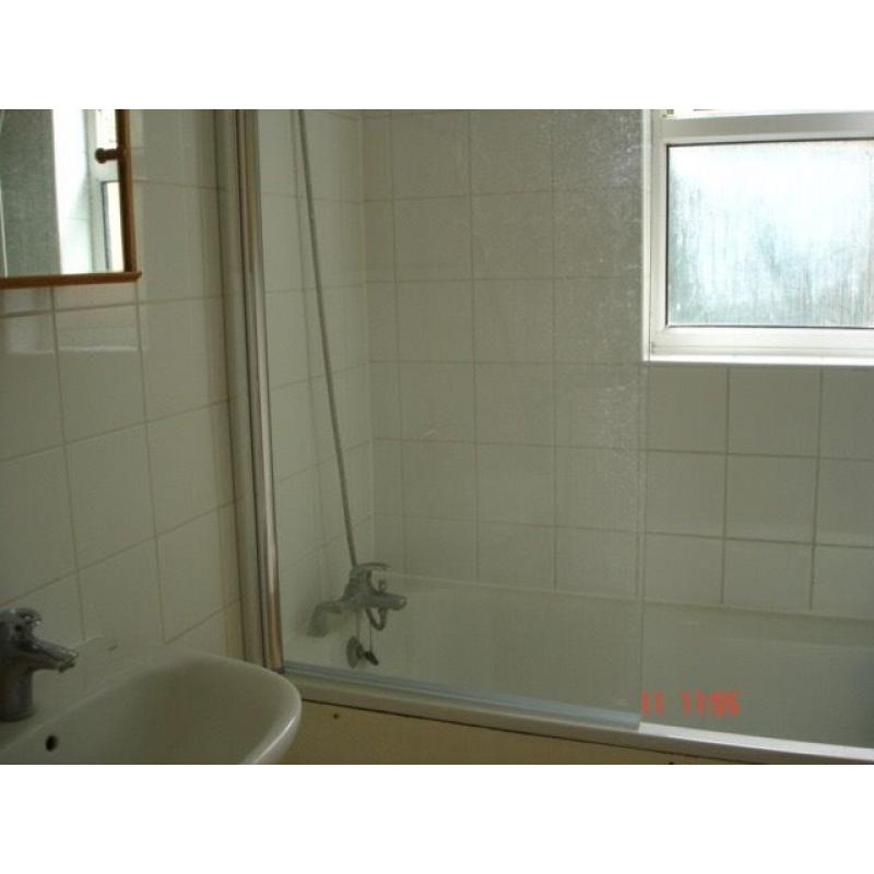 A nice double room to let, all bills included, fast Wifi, very good transport links!