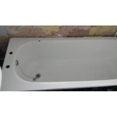 White Enamel Bath 1700mm x 700mm a few marks but can be made good