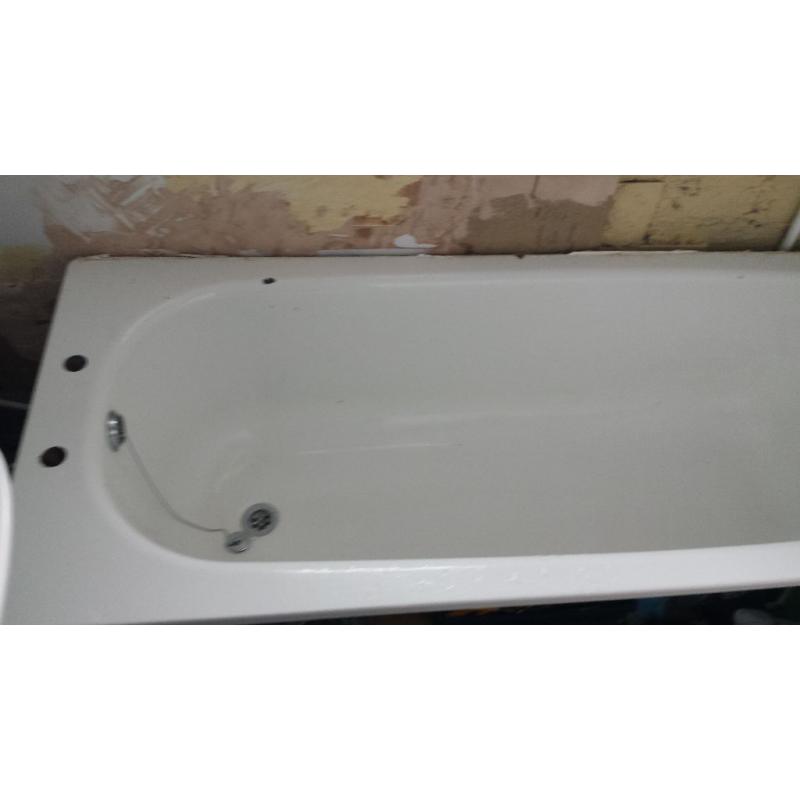 White Enamel Bath 1700mm x 700mm a few marks but can be made good