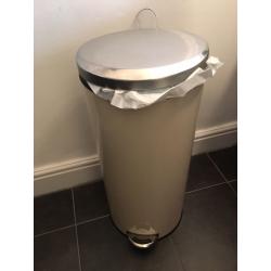 Kitchen pedal bin