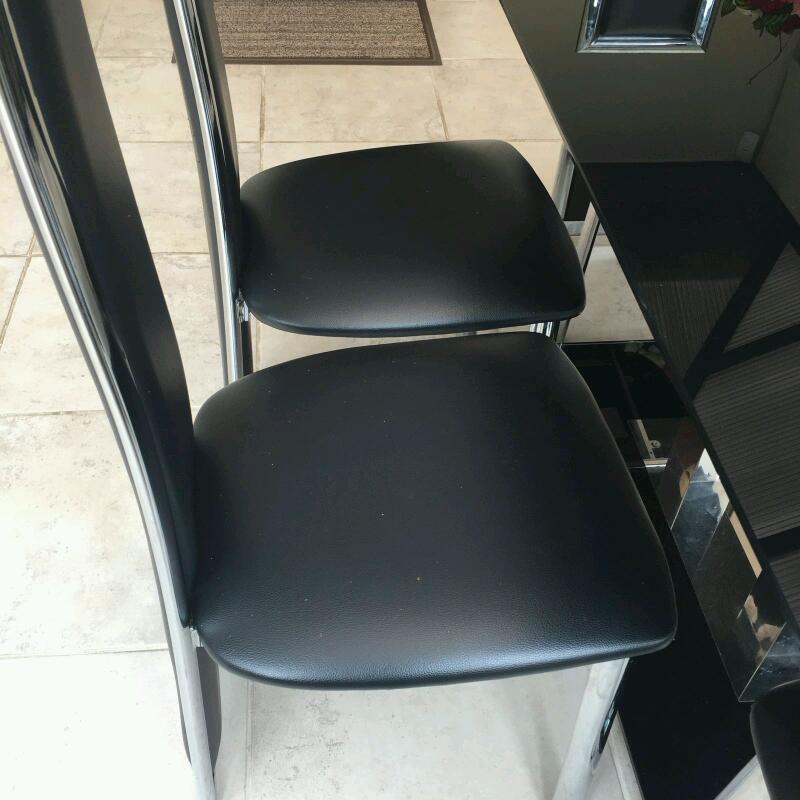 Black Glass Dining Table and 6 Chairs Hardly Used