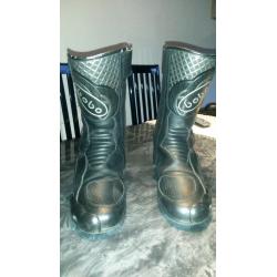 Motorbike boots, ideal for size 8 or a small size 9