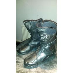 Motorbike boots, ideal for size 8 or a small size 9