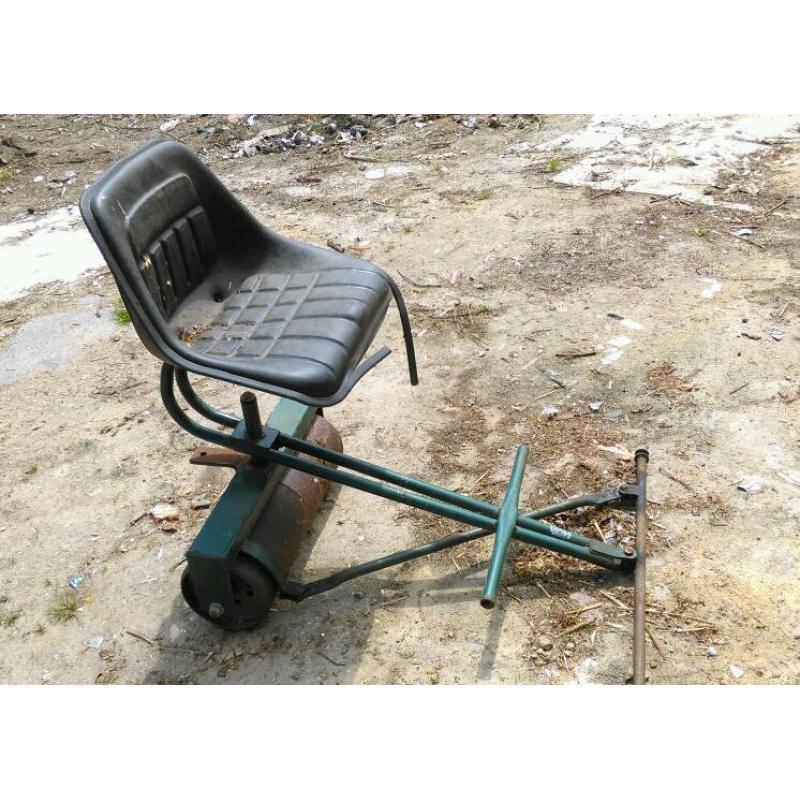 Roller tractor trailer includes tractor seat