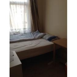 1 minute away from wood green station there is a single room available to rent!