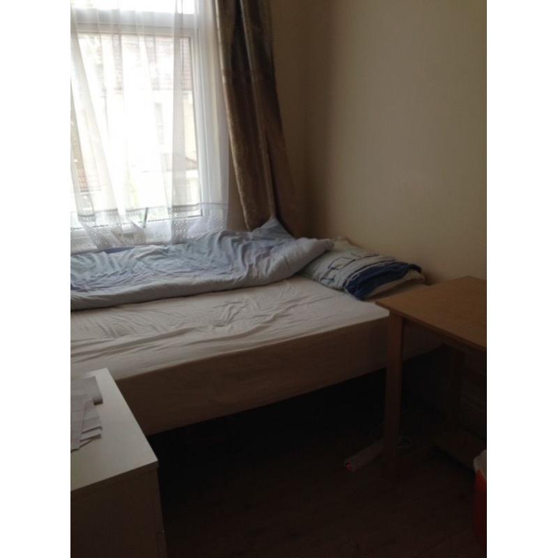 1 minute away from wood green station there is a single room available to rent!