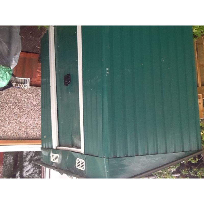 Metal shed free for uplift