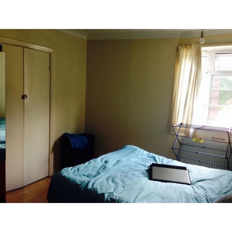 Spacious Double room Available in Cricklewood