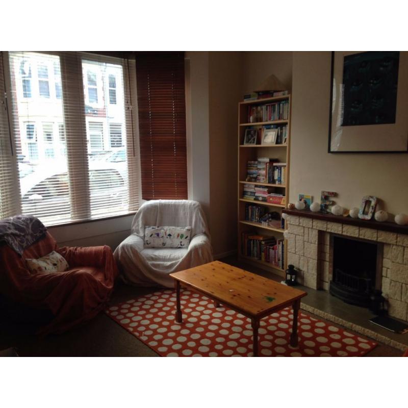 Bright Double Room in large house in Southville, July-Aug 2 months, great location and housemate!