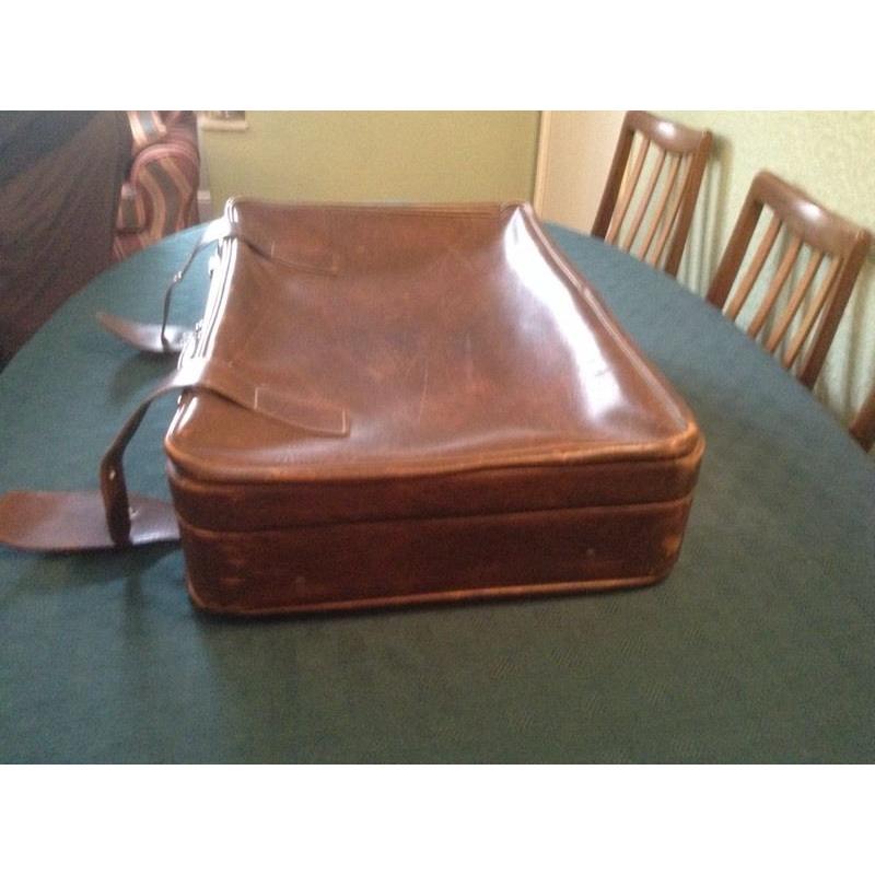 BROWN LEATHER LUGGAGE CASE
