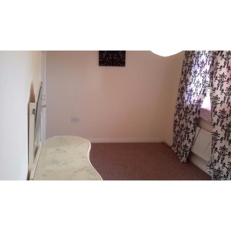 BIG DOUBLE ROOM TO LET IN HOUSE