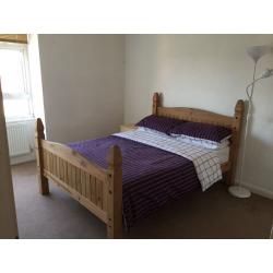 Spacious double room in large bright comfortable flat very close to Billericay High Street.