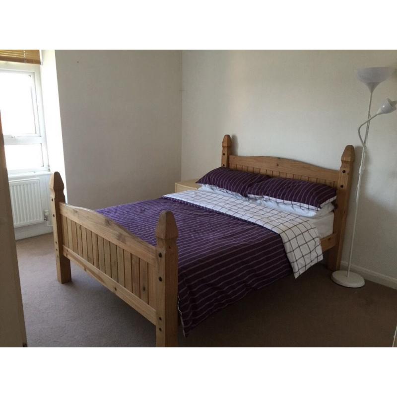 Spacious double room in large bright comfortable flat very close to Billericay High Street.