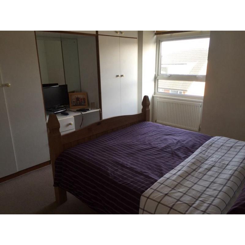 Spacious double room in large bright comfortable flat very close to Billericay High Street.