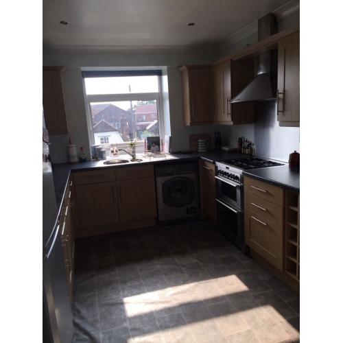 Spacious double room in large bright comfortable flat very close to Billericay High Street.