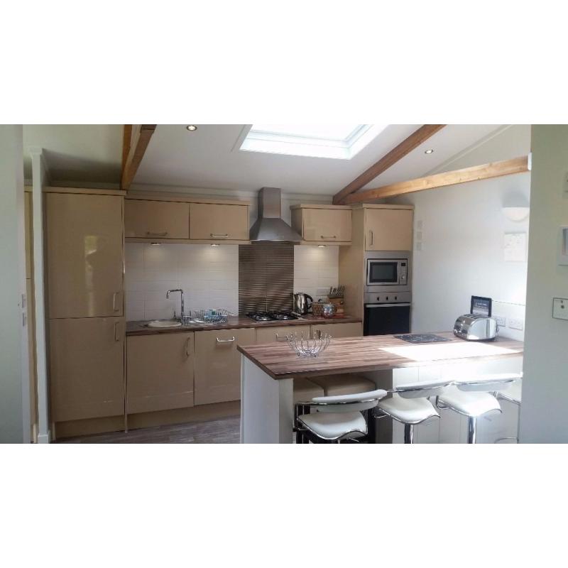 **STATIC CARAVAN FOR SALE NORTH WALES- LUXURY LODGE IN SNOWDONIA-SLEEPS 8 WITH DECKING AND HOT TUB**