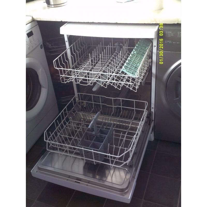 HOTPOINT AQUARIOUS DWF32 DISHWASHER FULL SIZE IN WHITE EXCELLENT CONDITION