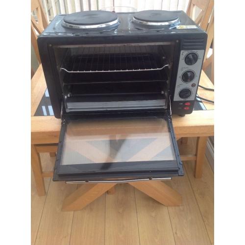 Table top oven and grill with two hot plates
