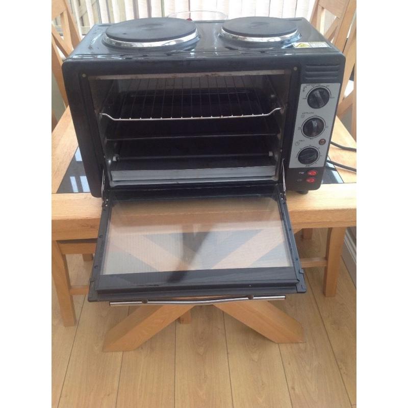 Table top oven and grill with two hot plates