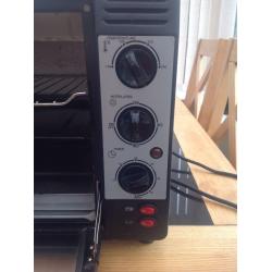 Table top oven and grill with two hot plates