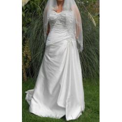 Size 12-14 Sweetheart neckline corset style champagne coloured with beaded & boned bodice & veil