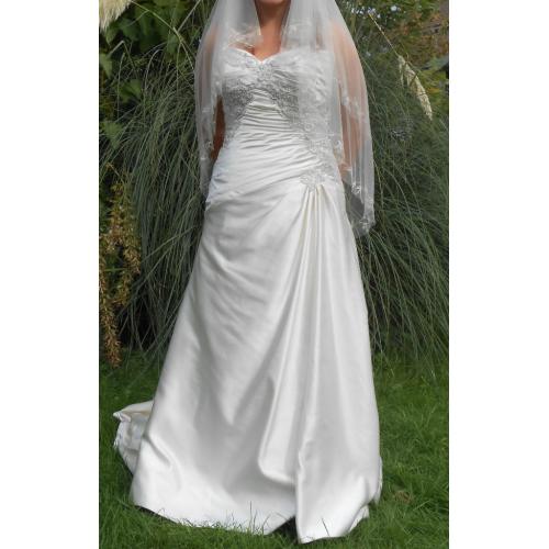 Size 12-14 Sweetheart neckline corset style champagne coloured with beaded & boned bodice & veil