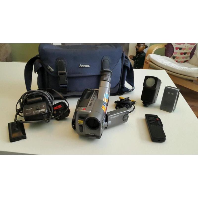 Sony ccd-trv10e handycam with bag cables tri pod etc great working condition