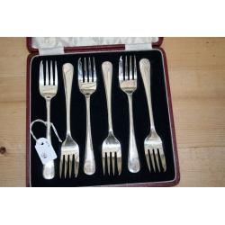 VINTAGE ELKINGTON BOXED CAKE FORKS