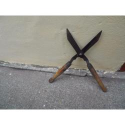 Short handled garden shears