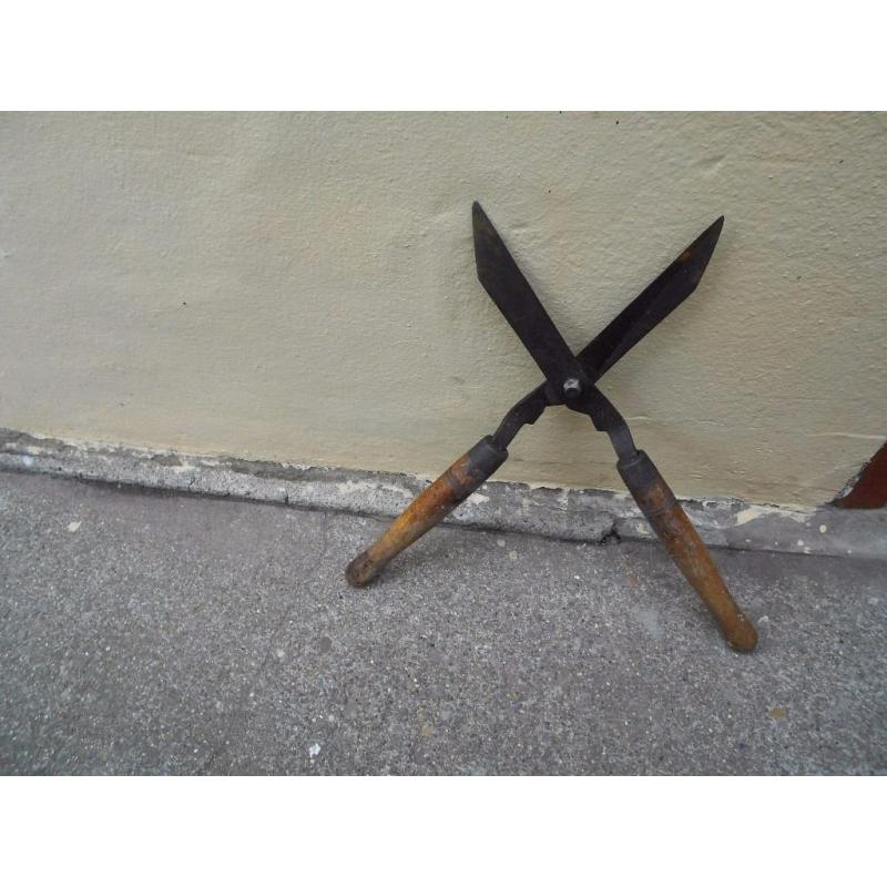 Short handled garden shears