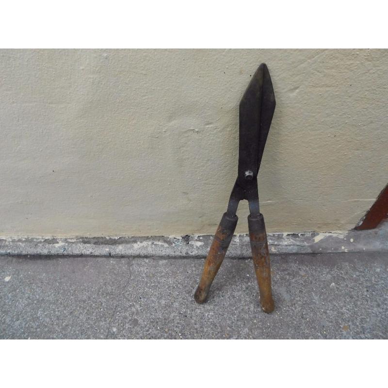 Short handled garden shears