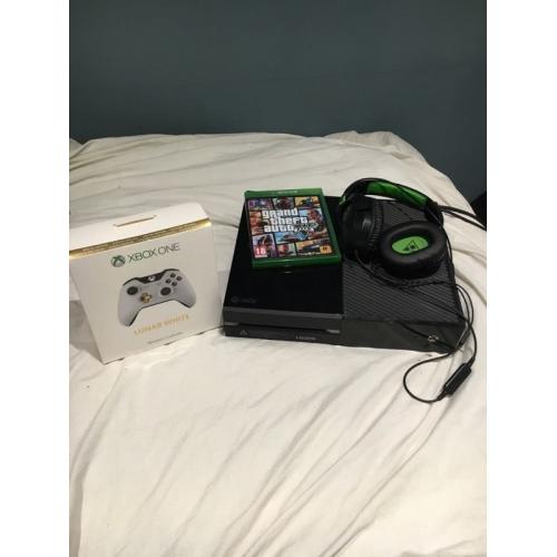 XBOX ONE + GTA 5 + TURTLE BEACH HEADSET