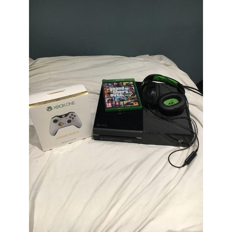 XBOX ONE + GTA 5 + TURTLE BEACH HEADSET