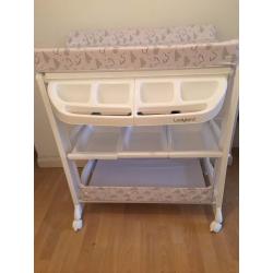 BRAND NEW LADYBIRD CHANGING AND BATHING STATION