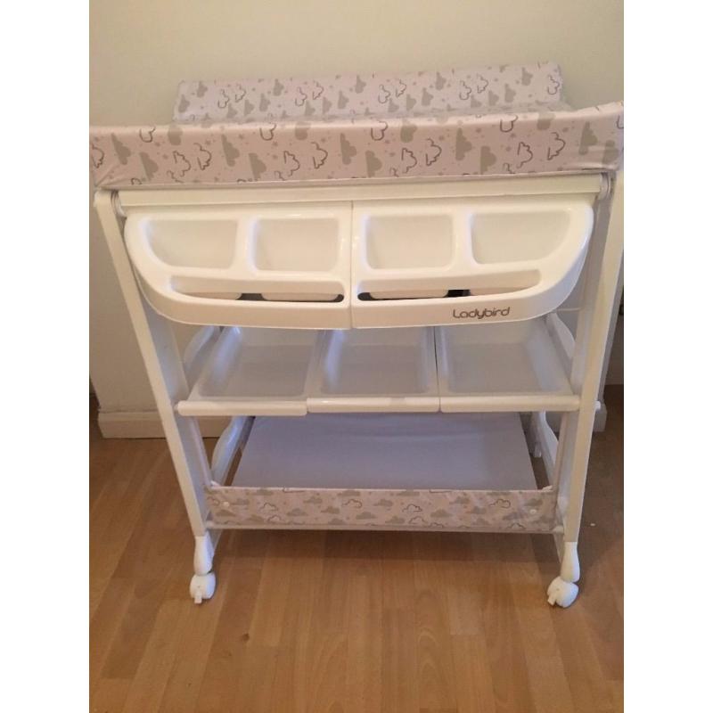 BRAND NEW LADYBIRD CHANGING AND BATHING STATION