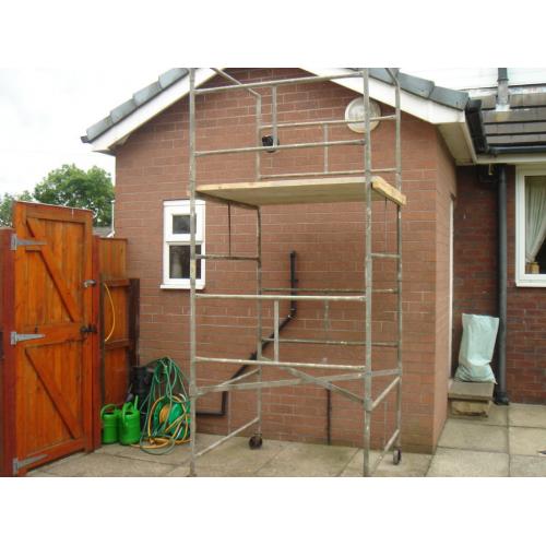 SCAFFOLD TOWER ON WHEELS, 3m HIGH, ON WHEELS AND COMPLETE WITH BOARDS, DISMANTLES EASILY.